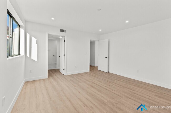 Building Photo - 3005 La Paz Dr