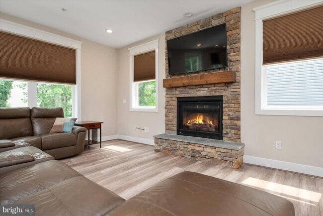 Building Photo - 806 Lynwood Ln
