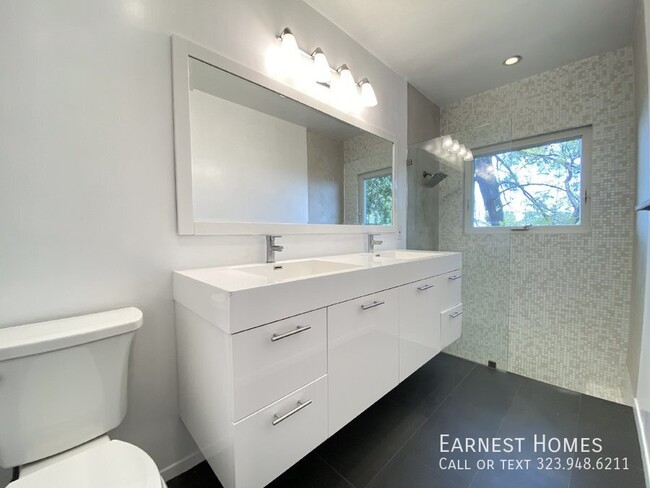 Building Photo - 2736 Hollyridge Dr
