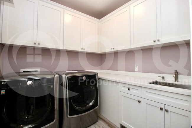 Building Photo - 3080 S Jasmine Dr
