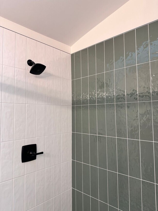 Building Photo - Renovated Kingstowne Townhouse | 3 Beds, 2...