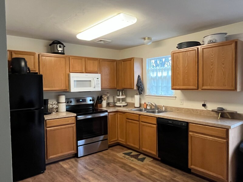 Building Photo - 390 Cherry St