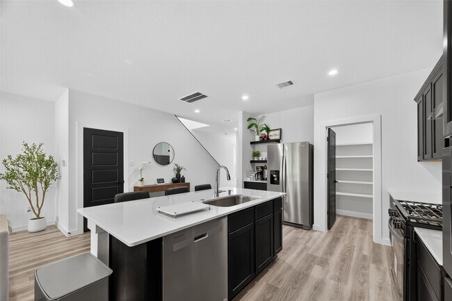 Building Photo - 3233 Creston Gate Dr