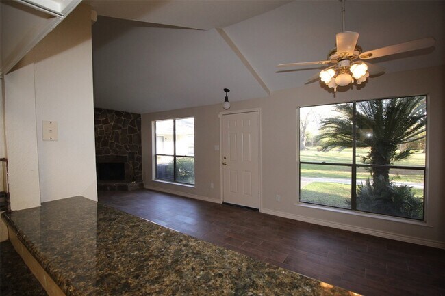 Building Photo - 13 Hideaway Dr