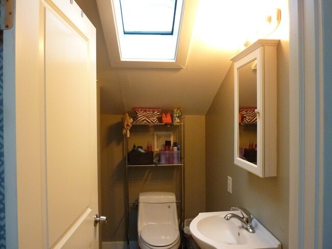 Building Photo - 5BR/2BA Off-Campus Housing Near UTK