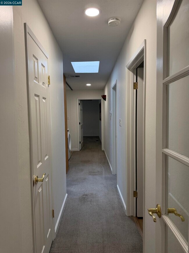 Building Photo - 2994 Roundhill Rd