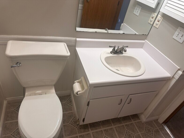 Building Photo - 5125 Singleton Dr