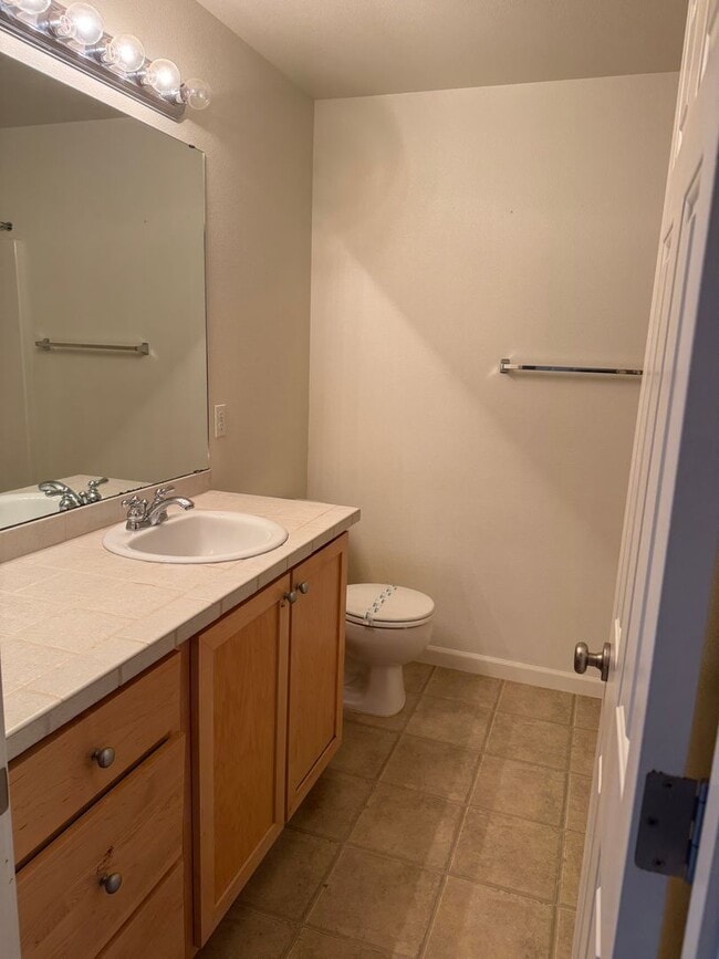 Building Photo - Stylish 2br/2.5ba Townhome with garage and AC in great Beaverton location