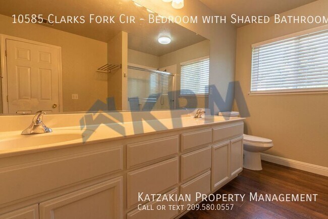 Building Photo - Bedroom with Shared Bathroom & Garage Space