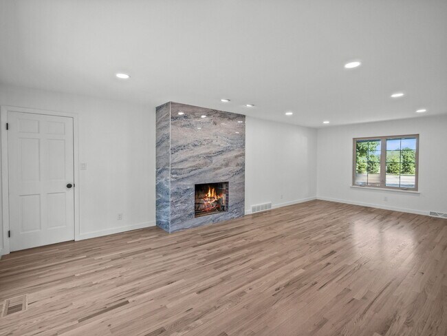 Building Photo - 315 E Hickory Grove Rd