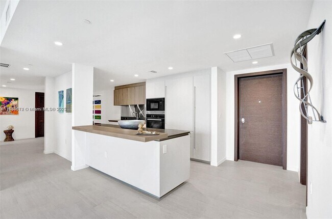 Building Photo - 1000 Brickell Plaza