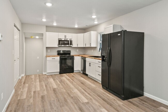 Building Photo - Springfield 4 Bed Rental | Fully Remodeled | Corner Lot