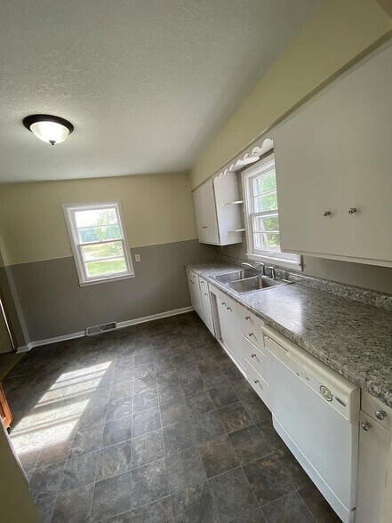 Building Photo - 2099 317th Ave NE