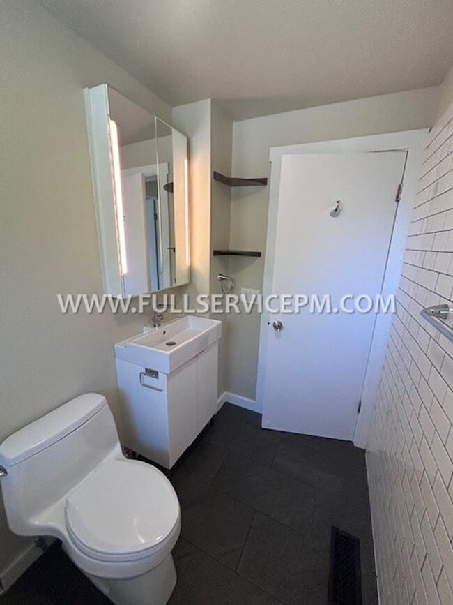 Building Photo - Exceptional South Beacon Hill 3 BD 2 BA! Huge Deck!