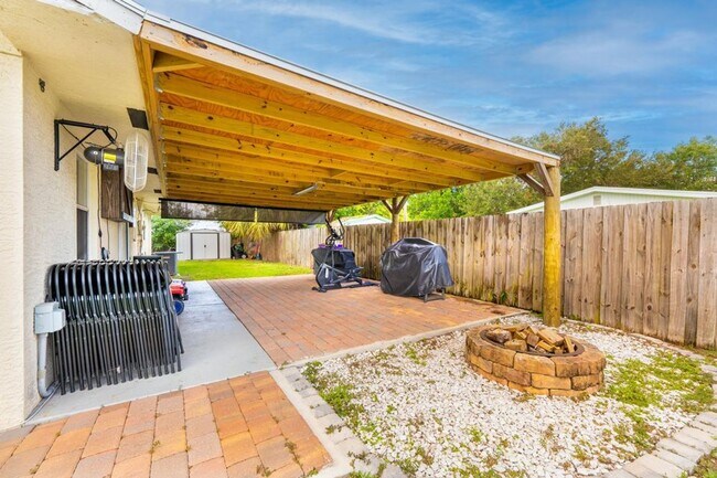 Building Photo - Charming 3 bedroom Home with Huge Fenced Yard
