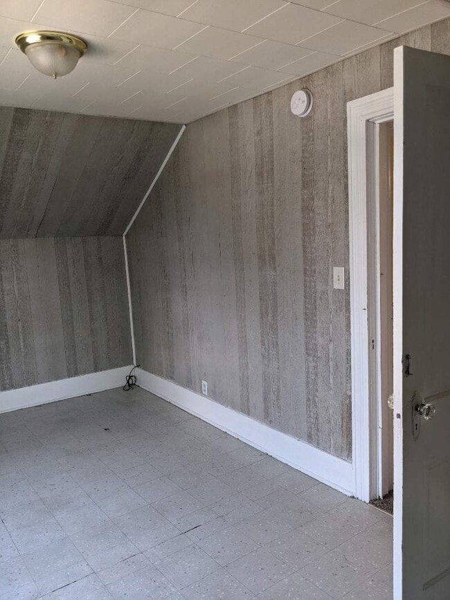 Building Photo - New Listing! 3+ bedroom/2bath Close to Everything!!