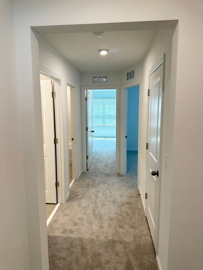 Building Photo - For Rent - 3 BEDROOM 2.5 BATHROOM TOWNHOUS...