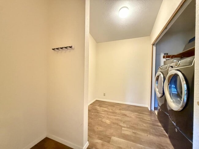 Building Photo - 300 Colonial Dr