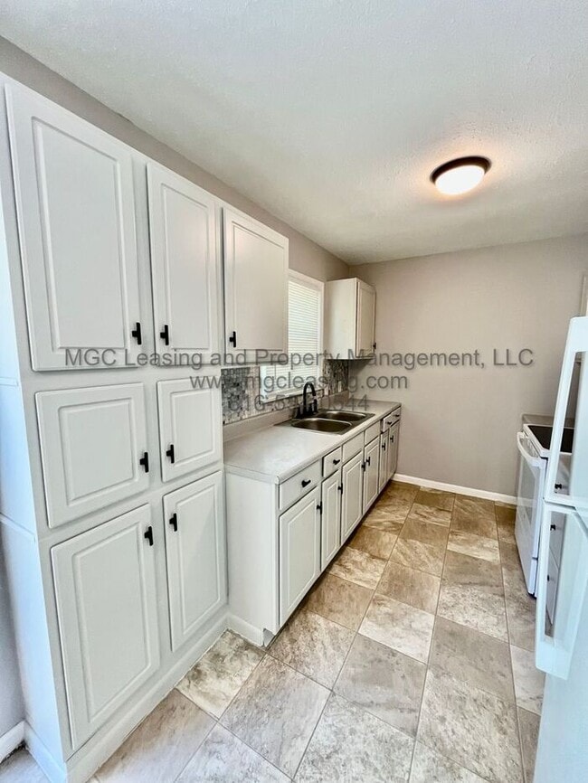 Building Photo - Single Family Home close to Historic Downtown Lee's Summit!