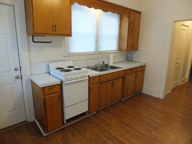 Kitchen - 1401 University Ave
