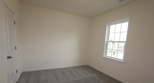 Building Photo - Huge 5-bedroom, 4-bathroom, in Poplin Grov...