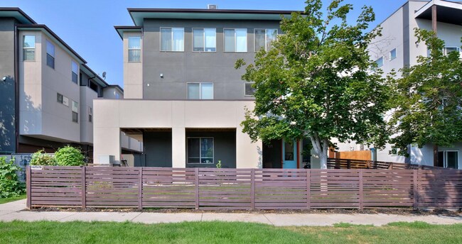 Primary Photo - Modern 2 Bedroom, 2.5 Bath Townhome in Cit...