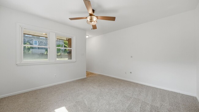 Building Photo - Great 2 bedroom close to UTC!