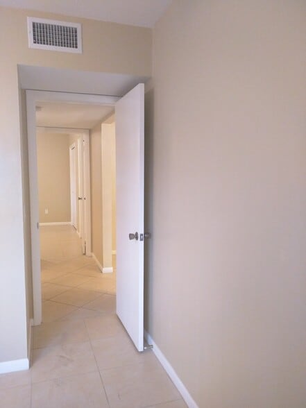 Building Photo - 3346 Camelot Dr