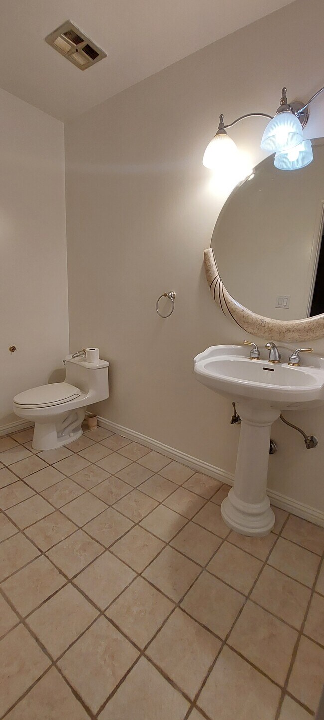 Building Photo - 1122 Peck Dr