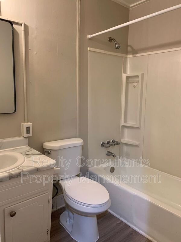 Building Photo - 1101 Robinhood Rd