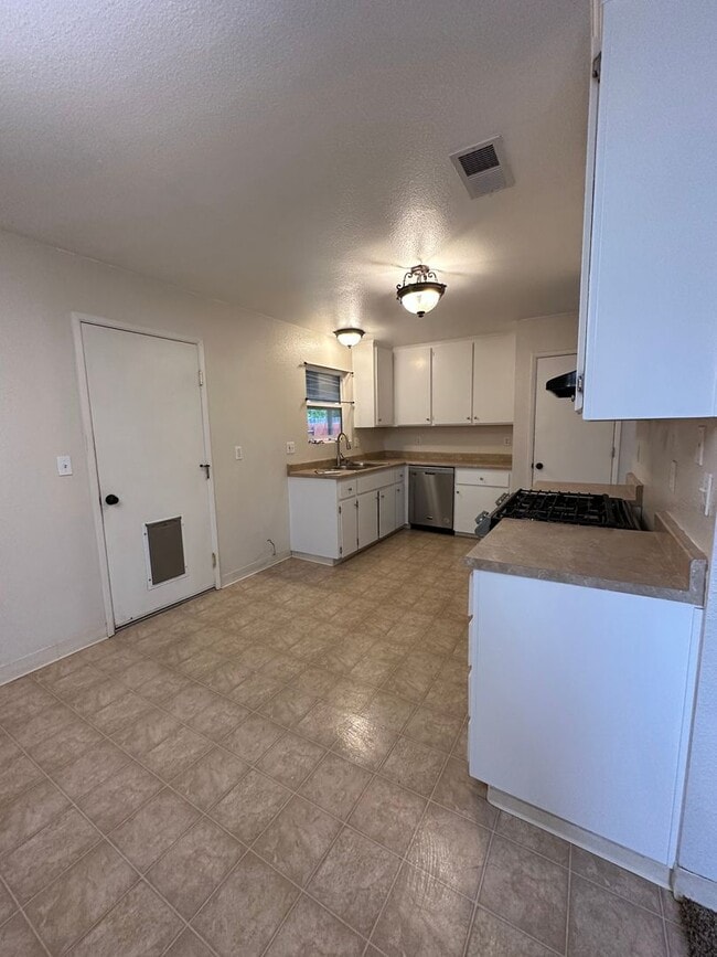 Building Photo - Cute well maintained home, convenient Anderson location