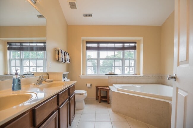 Building Photo - 216 Westbrook Dr