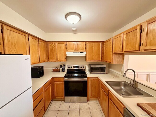 Building Photo - 15 Bayberry Dr