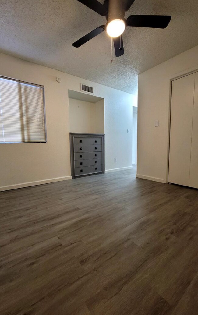 Building Photo - SPACIOUS and awesome home! Excellent floorplan!