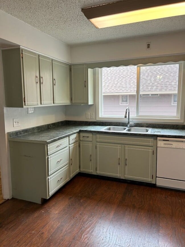 Building Photo - 934 Custer Ave