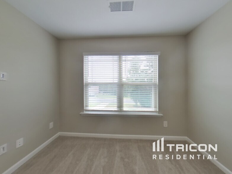 Building Photo - 125 Highwood Dr