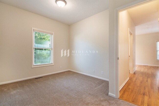 Building Photo - Beautiful Townhome in Shadow View