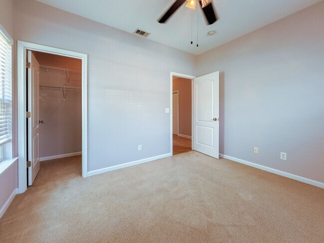 Building Photo - 11 Red Robin Ct