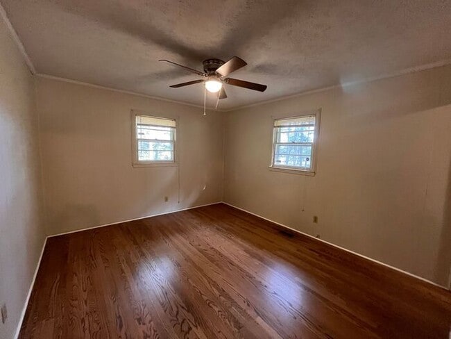 Building Photo - 825 Quewhiffle Rd