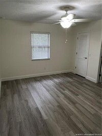 Building Photo - 160 SE Lakehurst Dr