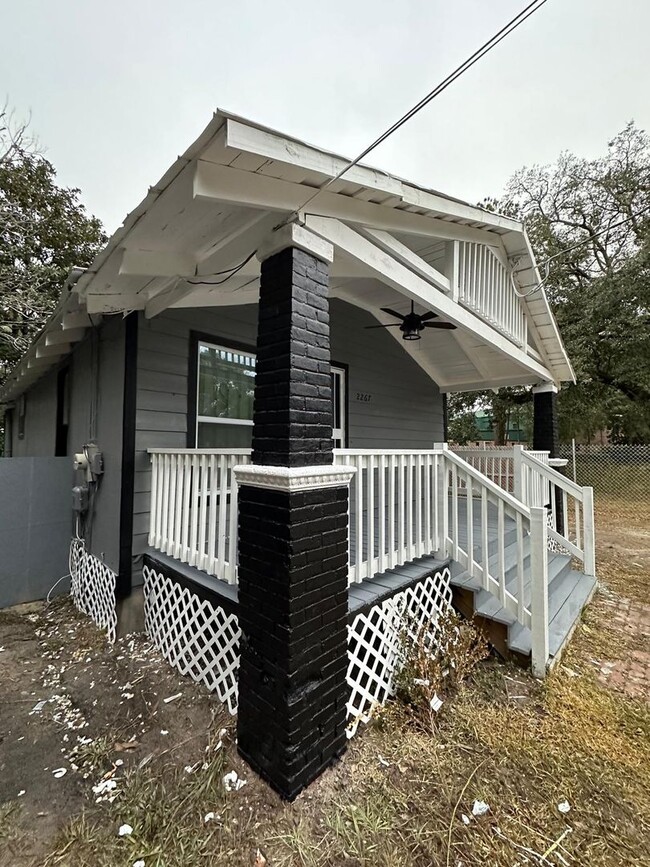 Building Photo - Fully Renovated 3/1 Single Family House Av...