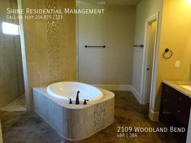 Building Photo - 2109 Woodland Bend Rd