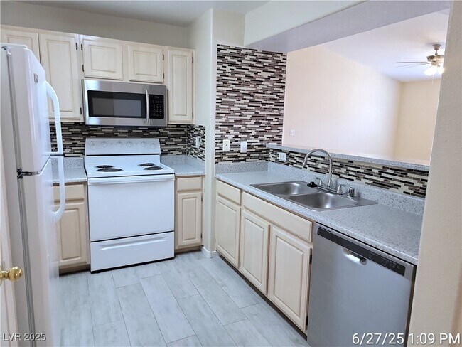 Building Photo - 555 E Silverado Ranch Blvd