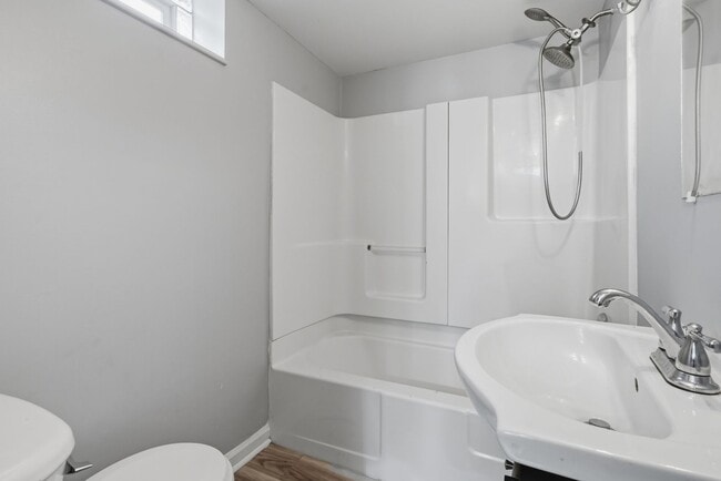 Building Photo - Newly Renovated 2 bedroom home in Carnegie available now!