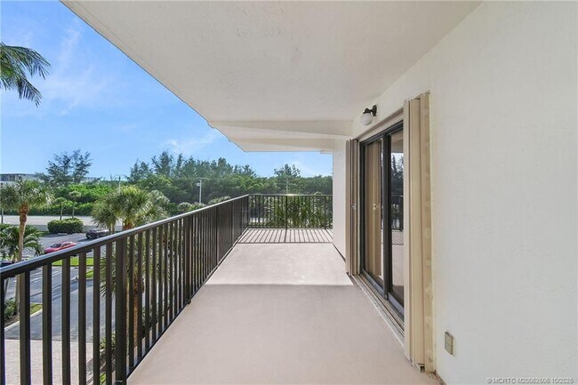 Building Photo - 10044 S Ocean Dr