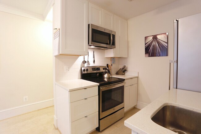Building Photo - Parking Included! 1 Bedroom 1 Bathroom Cor...