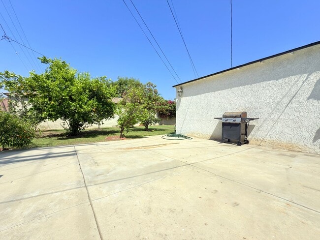 Building Photo - Bright and Spacious Two-Bedroom in Sun Valley