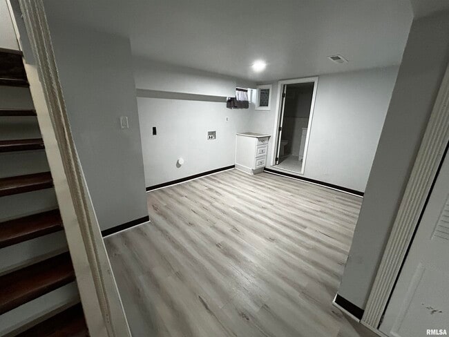 Building Photo - 2206 W Rohmann Ave