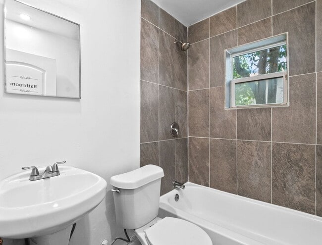 Building Photo - Spacious 3BR/1BA Single-Family Home – Cent...