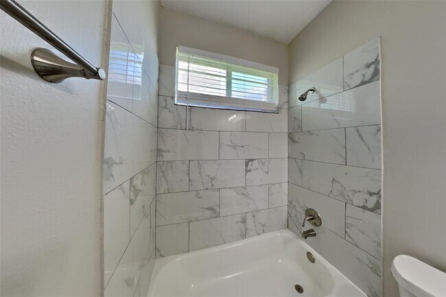 Building Photo - 6307 Briar Cross Ct